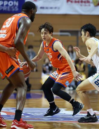 Ｂ３　新潟－香川　第２クオーター　ドリブルで攻め込む五十嵐＝１０月２６日、新潟市東総合スポーツセンター