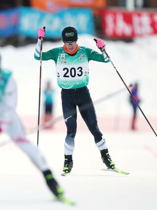 成年男子Ａ　６位入賞の山川伶欧（専大）がゴールに向かう＝秋田県鹿角市