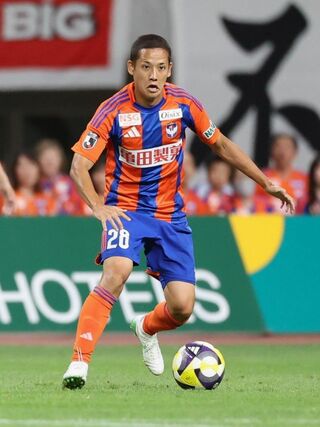 新潟－清水　後半、ドリブルで攻め込むＭＦ島村拓弥＝１３日、デンカビッグスワン