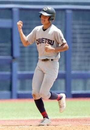 中越-関根学園 5回中越1死三塁、窪田優智の右適時打で3走・堤歩力我が生還=7月24日、新潟市中央区長潟のハードオフエコスタジアム
