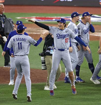 米大リーグ、ブルージェイズとのワールドシリーズ第７戦を制して２連覇を達成し、喜ぶドジャースの大谷翔平（１７）と佐々木朗希（１１）＝２日、トロント（共同）
