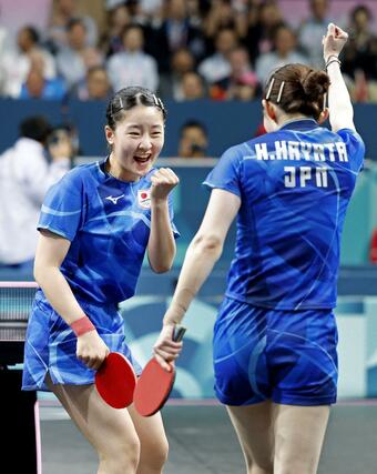 女子団体決勝　中国戦の第１試合でポイントを奪いガッツポーズする張本美和（左）と早田ひな＝パリ（共同）