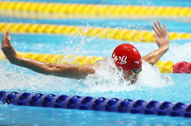 少年男子Ｂ２００メートル個人メドレーで力泳する根岸歩夢（長岡大手高）＝佐賀市（長岡支社・芳本卓也）