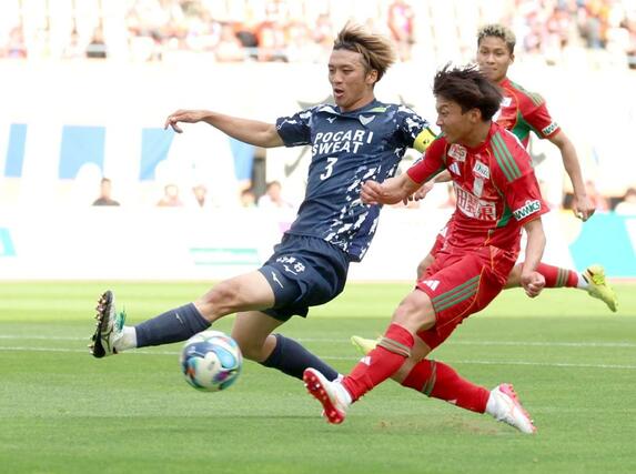 後半、新潟FW若月大和(18)のシュートを阻む徳島DF山田奈央(3)=デンカビッグスワン