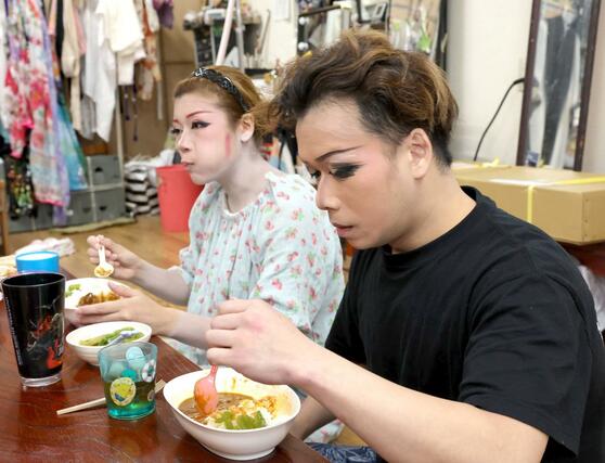 
公演終了後、昼食を食べる役者たち。つかの間の休息タイムだ
