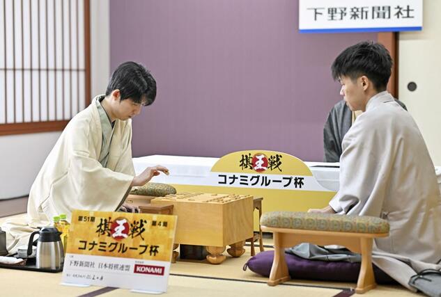 将棋の第５１期棋王戦コナミグループ杯５番勝負第４局で、増田康宏八段（右）と対局する藤井聡太棋王＝１５日、栃木県日光市