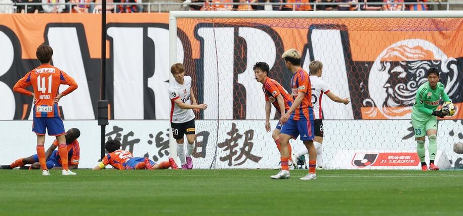 後半35分、長倉幹樹に同点ゴールを決められ、肩を落とすMF長谷川元希(41)ら新潟選手=5月11日、デンカビッグスワン
