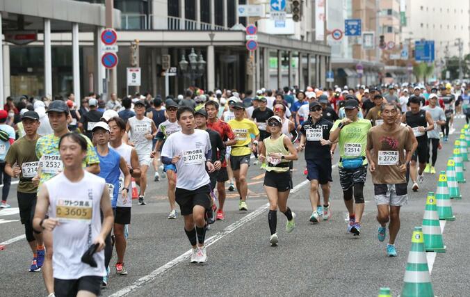 新潟市中心部を駆け抜ける新潟シティマラソンのランナーたち=12日、同市中央区