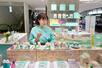 　伊藤園の香水ブランド「クレイジージャスミン」の期間限定ショップと向田陽子さん＝東京都渋谷区
