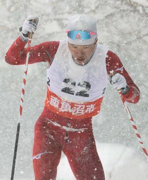 男子３０キロで優勝した丸山由利（十日町高）＝１月２１日、南魚沼市