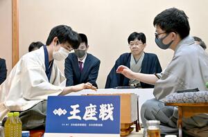 将棋の第71期王座戦5番勝負第3局で永瀬拓矢王座(右)に勝利し、対局を振り返る藤井聡太七冠=9月27日、名古屋市