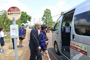 金津線のバスに乗り込む中学生ら=新潟市秋葉区割町