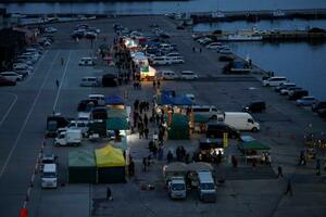 青森県八戸市の「館鼻岸壁朝市」。出店数が限られ、敷地には空きが目立った=14日午前6時41分