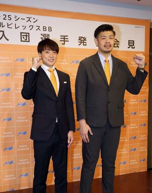 復帰が決まった五十嵐圭選手(左)と、鵜澤潤監督=長岡市