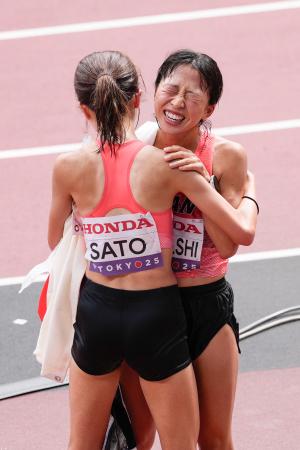 女子マラソン レース後、佐藤早也伽(手前)と健闘をたたえ合う小林香菜=国立競技場