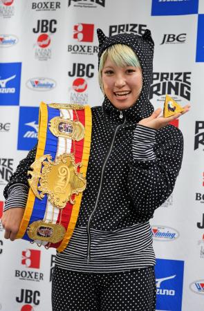 　ピラミッドの模型を手にポーズをとるＷＢＯ女子スーパーフライ級王者の昼田瑞希＝１８日、東京都文京区