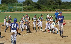 優勝を決め喜び合う信江スポーツ少年団の選手ら=9月1日、長岡市槙山町