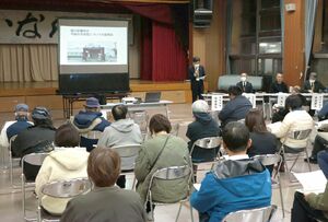佐渡市が相川診療所の今後の方針を伝えた説明会=佐渡市相川栄町