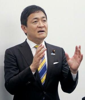 長崎市で記者団の取材に答える国民民主党の玉木代表=18日午後
