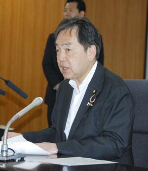 記者会見する浅尾環境相=30日午前、環境省