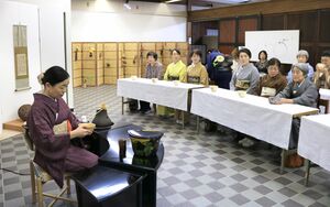 良寛、貞心尼の遺墨や書芸作品を鑑賞し茶を楽しんだ「手まり茶会」=長岡市島崎
