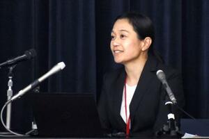 神奈川県警本部で講演する大上かおりさん=6日午後