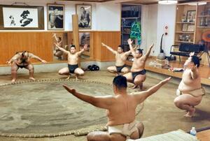 新師匠の大嶽親方(手前)の下で稽古に臨む王鵬(右端)ら。奥は元横綱大鵬の写真=東京都江東区の大嶽部屋
