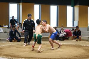 懸命に相撲を取る小学生力士たち＝上越市の謙信公武道館