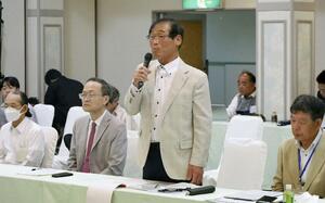 立憲民主党の国会議員らが行ったヒアリングで発言する水俣病不知火患者会の岩崎明男会長=熊本県水俣市