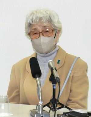 有本明弘さんの死去を受け、報道陣の取材に応じる横田早紀江さん=2月17日、川崎市