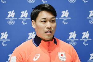 イタリア・ミラノのマルペンサ空港に到着し、取材に応じる須貝龍=1日(共同)