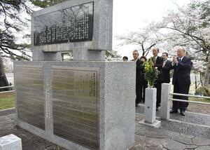 村松公園に設置された陸軍少年通信兵戦没者の銘板=16日、五泉市