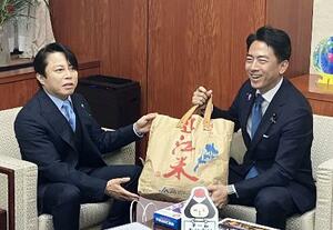 西川貴教さん(左)と面会する小泉農相=5日午後、農水省