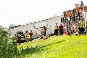 ニューヨーク州バファロー付近の高速道路で横転事故を起こした観光バス=22日(ザ・バファロー・ニューズ提供、AP=共同)