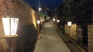 「宵乃舞」本番を前に始まったライトアップ=佐渡市相川地区