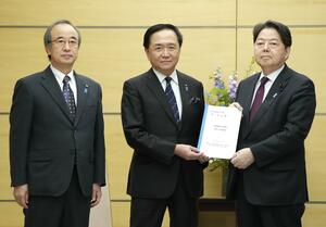 「北朝鮮による拉致被害者を救出する知事の会」の(左から)花角英世知事、神奈川県の黒岩祐治知事から要望書を受け取る林官房長官=2月13日、首相官邸