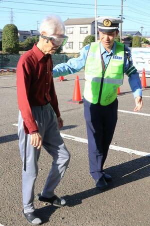 特殊なゴーグルで酒酔い状態を体験した高齢者向け安全運転教室=新潟市西区