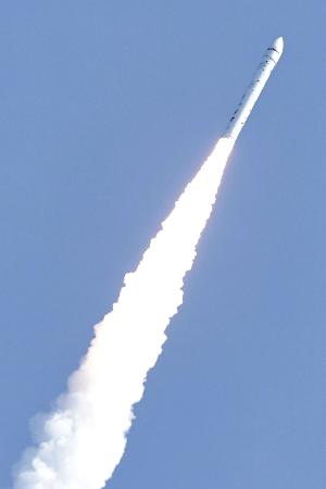 　和歌山県串本町から打ち上げられ、発射後まもなく飛行中断措置が取られた小型ロケット「カイロス」３号機＝５日午前１１時１０分