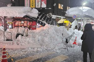 積雪の重みにより崩落した繁華街のアーケード＝２月２日、長岡市殿町３