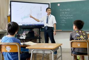 来春閉校する母校で教育実習に励む、帝京大3年の斎藤拓真さん=佐渡市達者