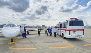 男児を搬送するため、新潟空港から羽田空港に到着したドクタージェット。右はドクターカー=5月22日