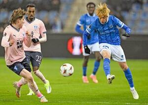 　マルメ戦の前半、攻め込むゲンクの伊東（右）＝ゲンク（共同）