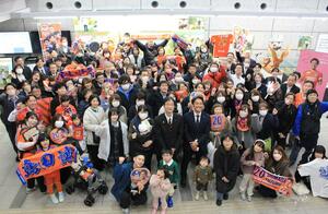 市民らとともに記念撮影するJ1新潟の島田譲選手(前列中央右)。左隣りは鈴木力市長=5日、燕市