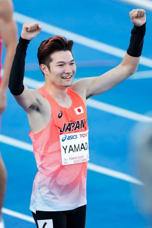 男子400メートルで優勝し観客の祝福に応える陸上男子の山田真樹=19日、駒沢陸上競技場