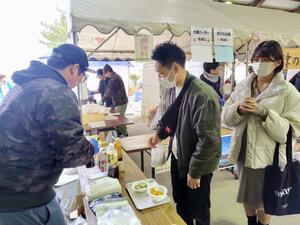 来場者がカキやさまざまなグルメを楽しんだ佐渡牡蠣祭り=3月15日、新潟県佐渡市両津湊