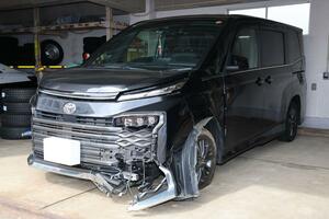 長岡署が公開した危険運転致傷、ひき逃げ容疑で逮捕された容疑者の乗用車＝２５日、長岡市水道町３
