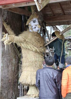 高さ2・7メートルにもなる正鬼様を勇壮に飾り付ける住民=新潟県阿賀町熊渡