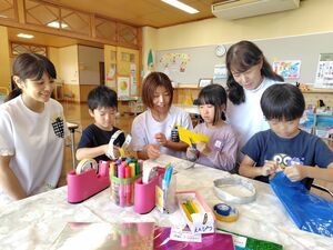 一緒に遊ぶ御免町幼稚園の園児と教諭。閉園記念イベントにも参加する=新発田市大栄町4