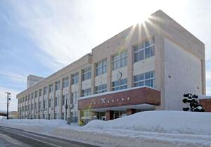 学びの多様化学校として４月に開校する旧諏訪小学校の校舎＝上越市上真砂