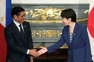 会談前に握手を交わす高市首相(右)とフィリピンのマルコス大統領=28日午後、東京・元赤坂の迎賓館(ロイター=共同)